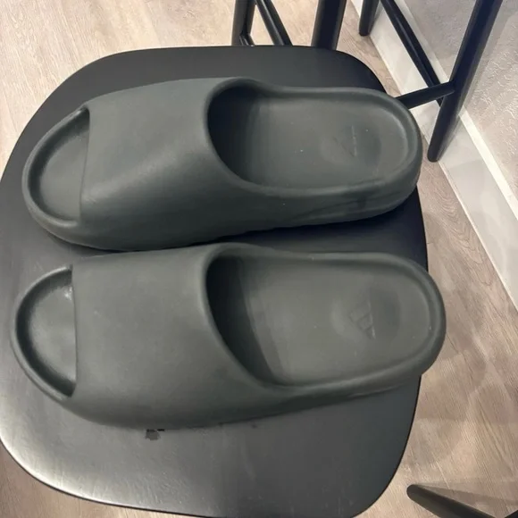 Adidas Yeezy slides dark onyx color - Picture 2 of 5